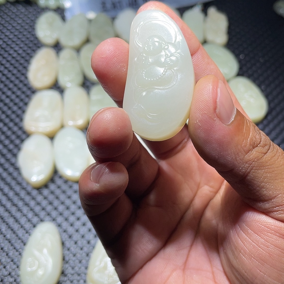 鸡***贝和田玉未镶嵌颈饰