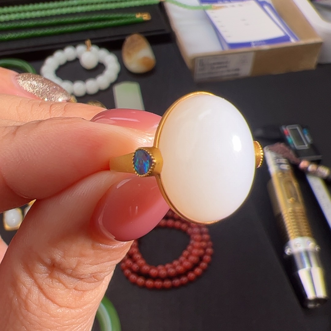 和田玉羊脂白玉蛋面戒指18K金镶嵌