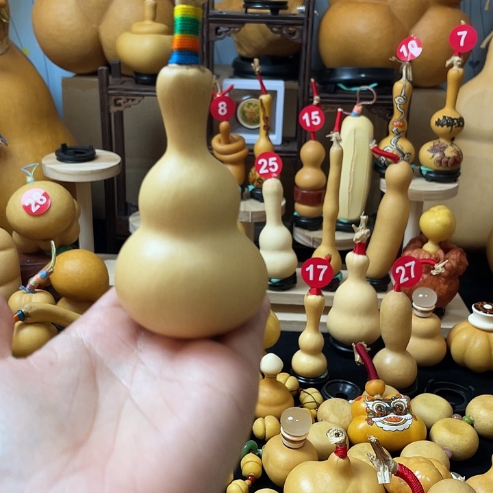 9***版葫芦丝老师在讲台旁等