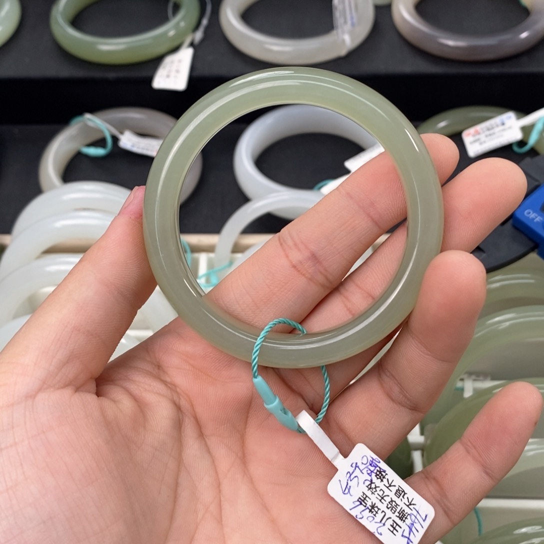 和田玉手镯未镶嵌52微瑕