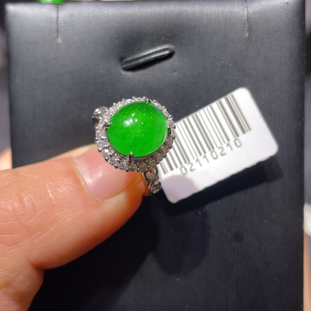 翡翠未镶嵌颈饰戒指