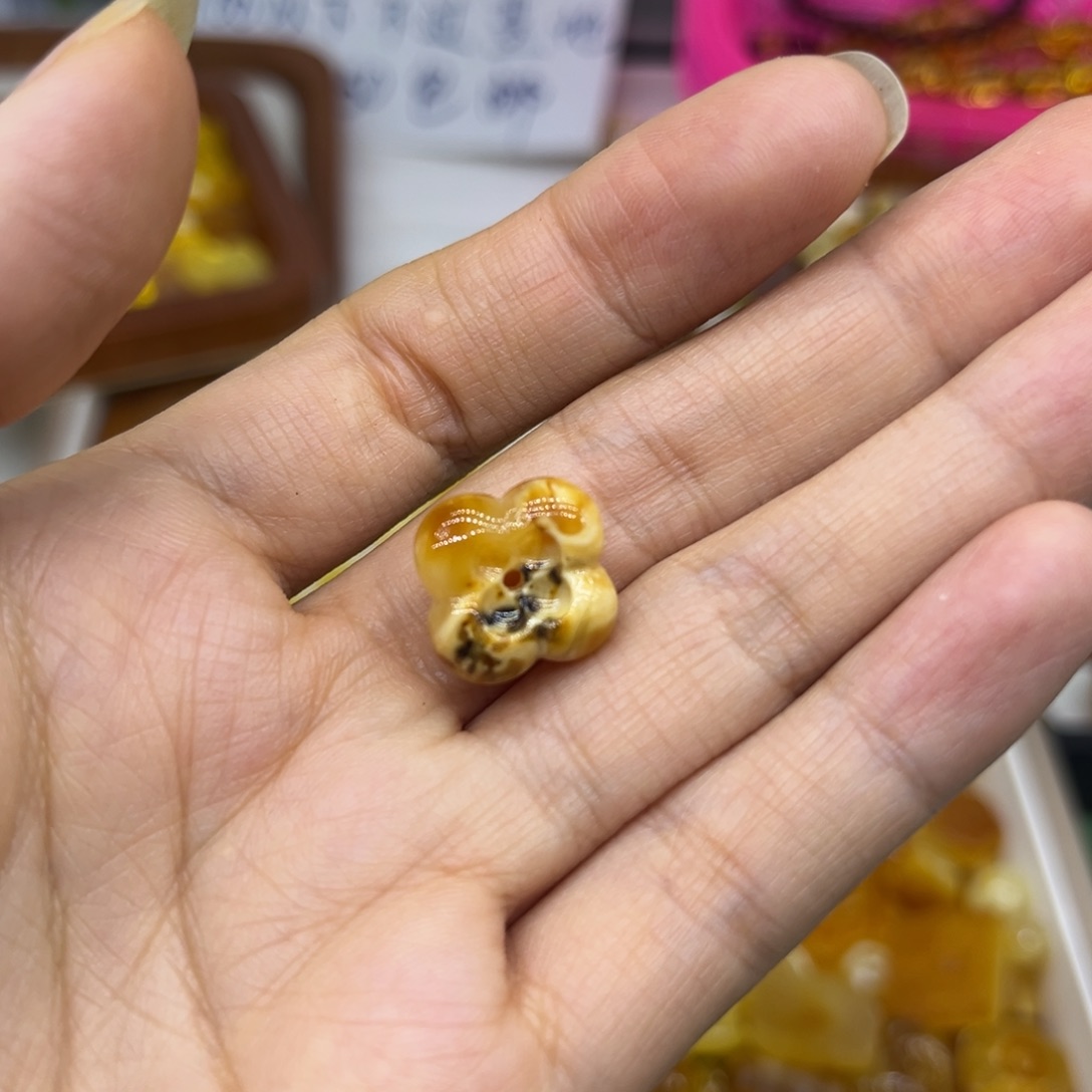 琥珀裸石未镶嵌?**香琥珀