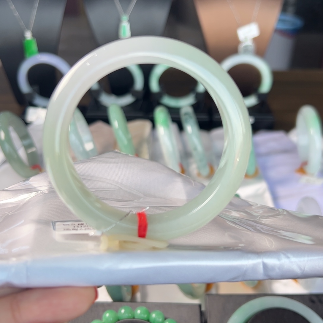 翡翠手镯（圆镯）未镶嵌