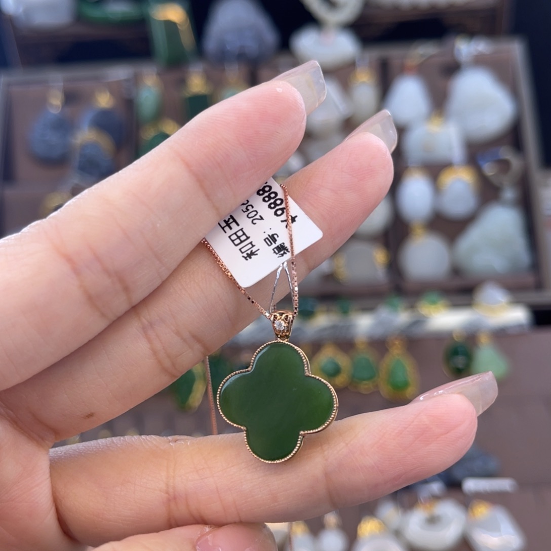 和田玉吊坠18K金镶嵌