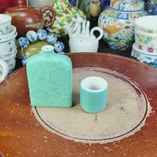 用***1碟全手工制作的瓷器