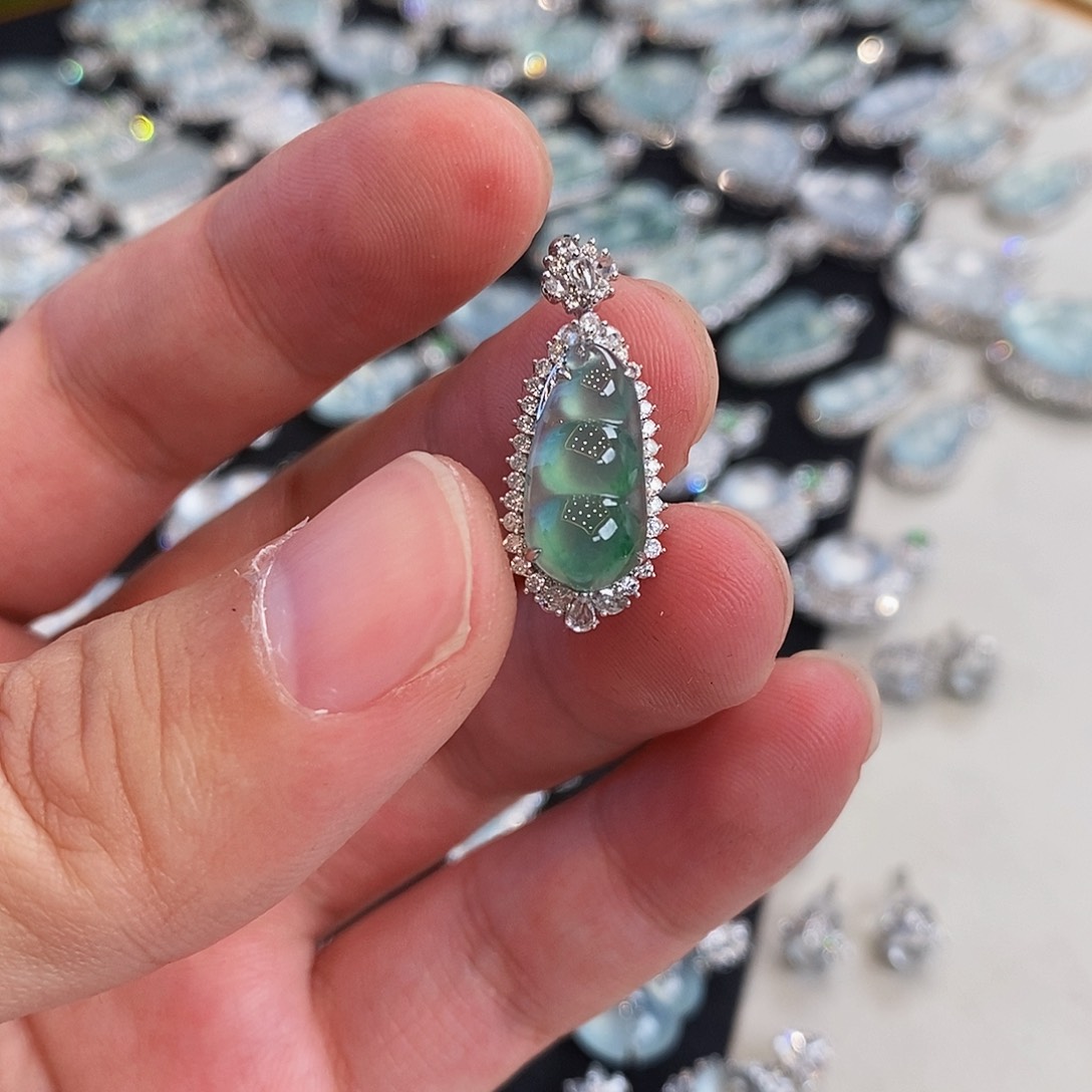 翡翠18K金镶嵌颈饰天然缅甸翡翠吊坠