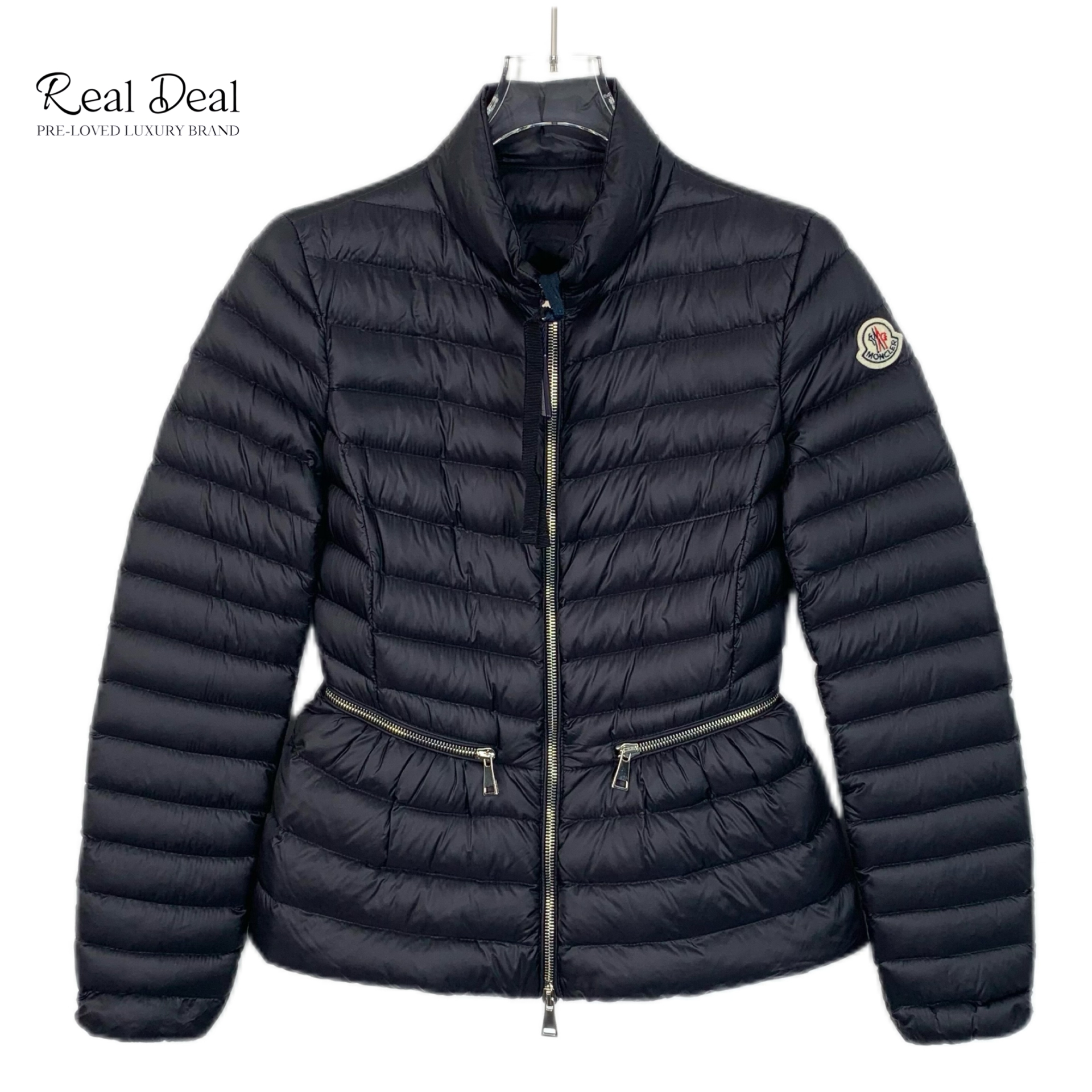 全新未使用 MONCLER Q13914 黑色徽标贴饰收腰款羽绒服拉链外套
