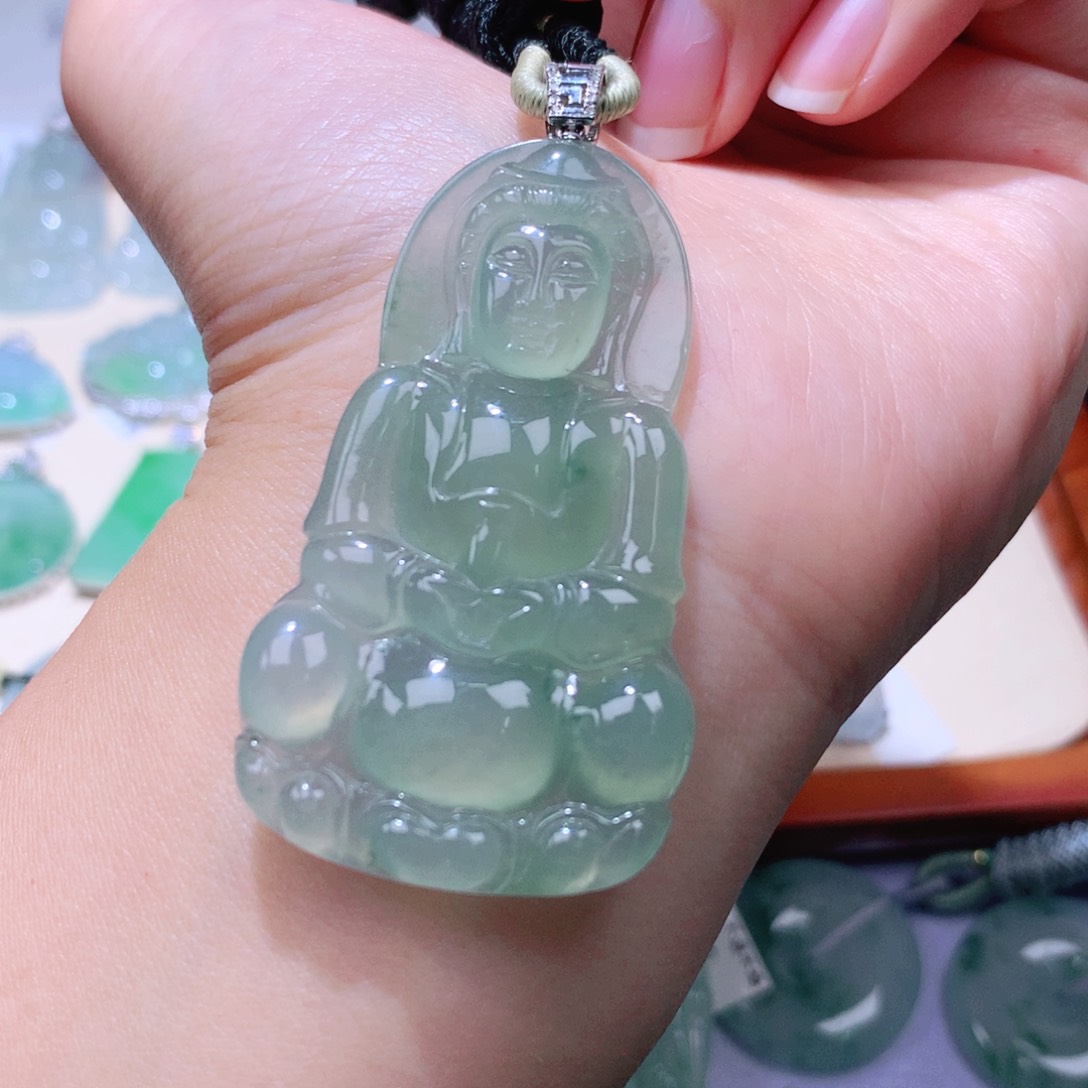 颈饰18K金镶嵌翡翠观音