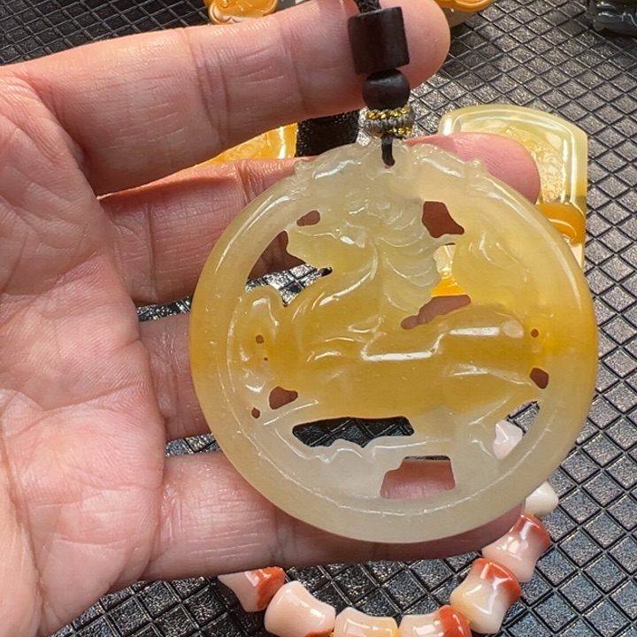 石英质玉（黄龙玉）颈饰未镶嵌