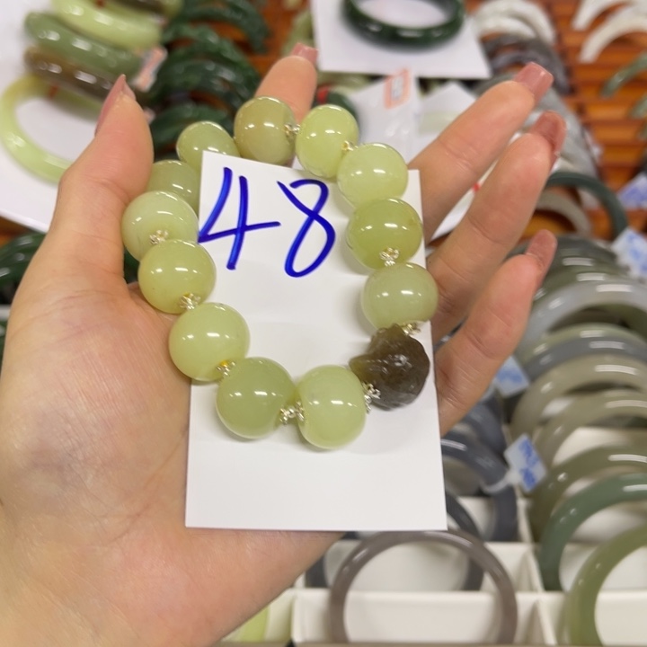 L***狗和田玉未镶嵌手镯