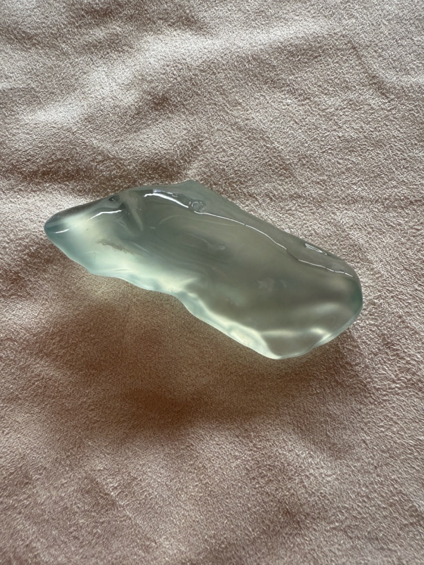 缅甸翡翠 天然A货 木纳玻璃种蓝刚料。尺寸：57*20*8-13。