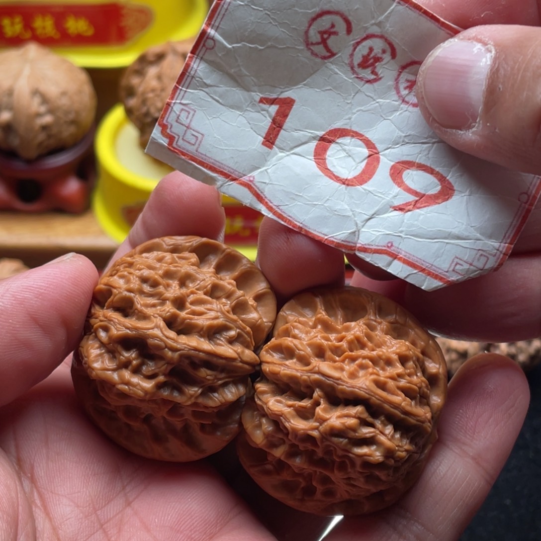 文玩核桃吊坠血麒麟