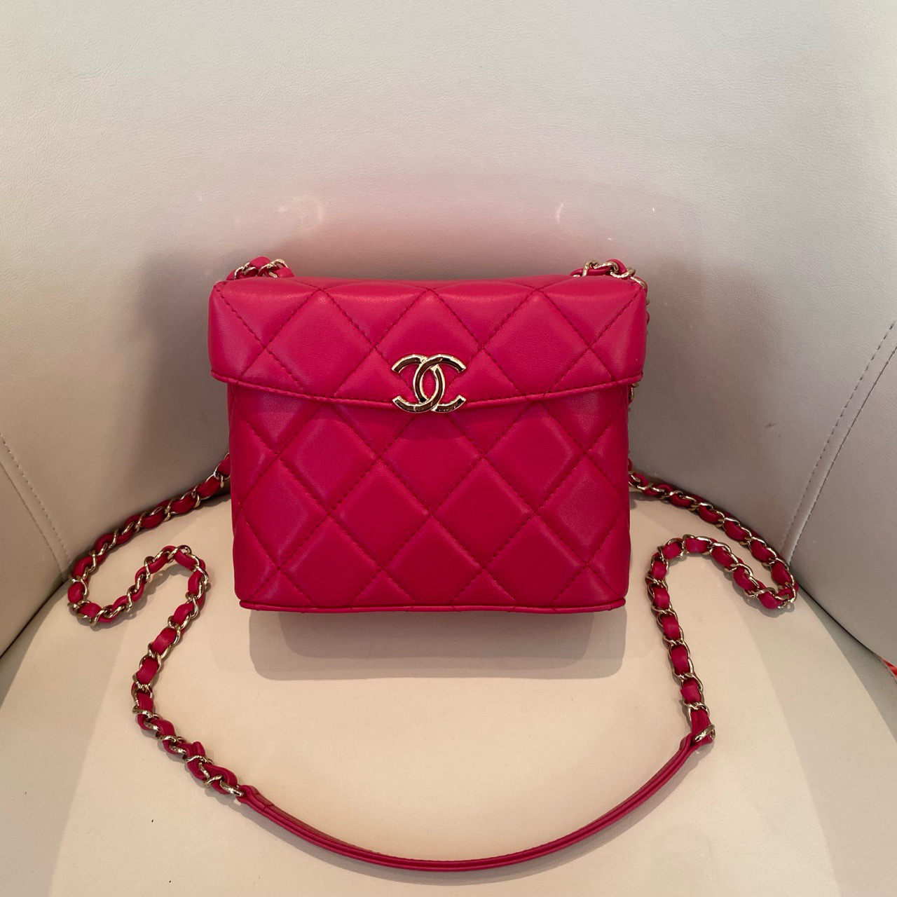 99新 Chanel/香奈儿 21K牛奶盒子链条包玫红色羊皮金扣 芯片款