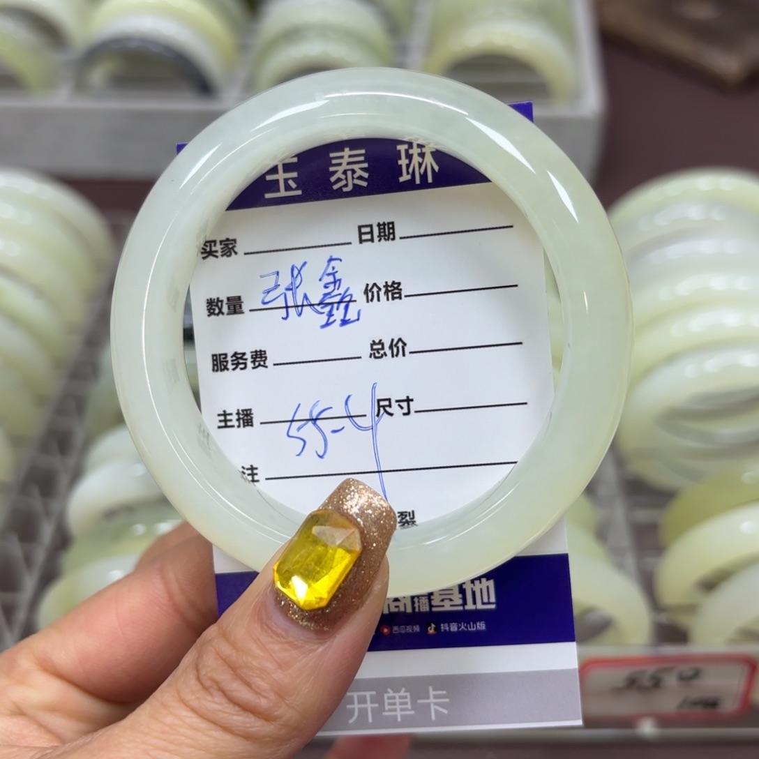 岫玉手镯未镶嵌?**.天然