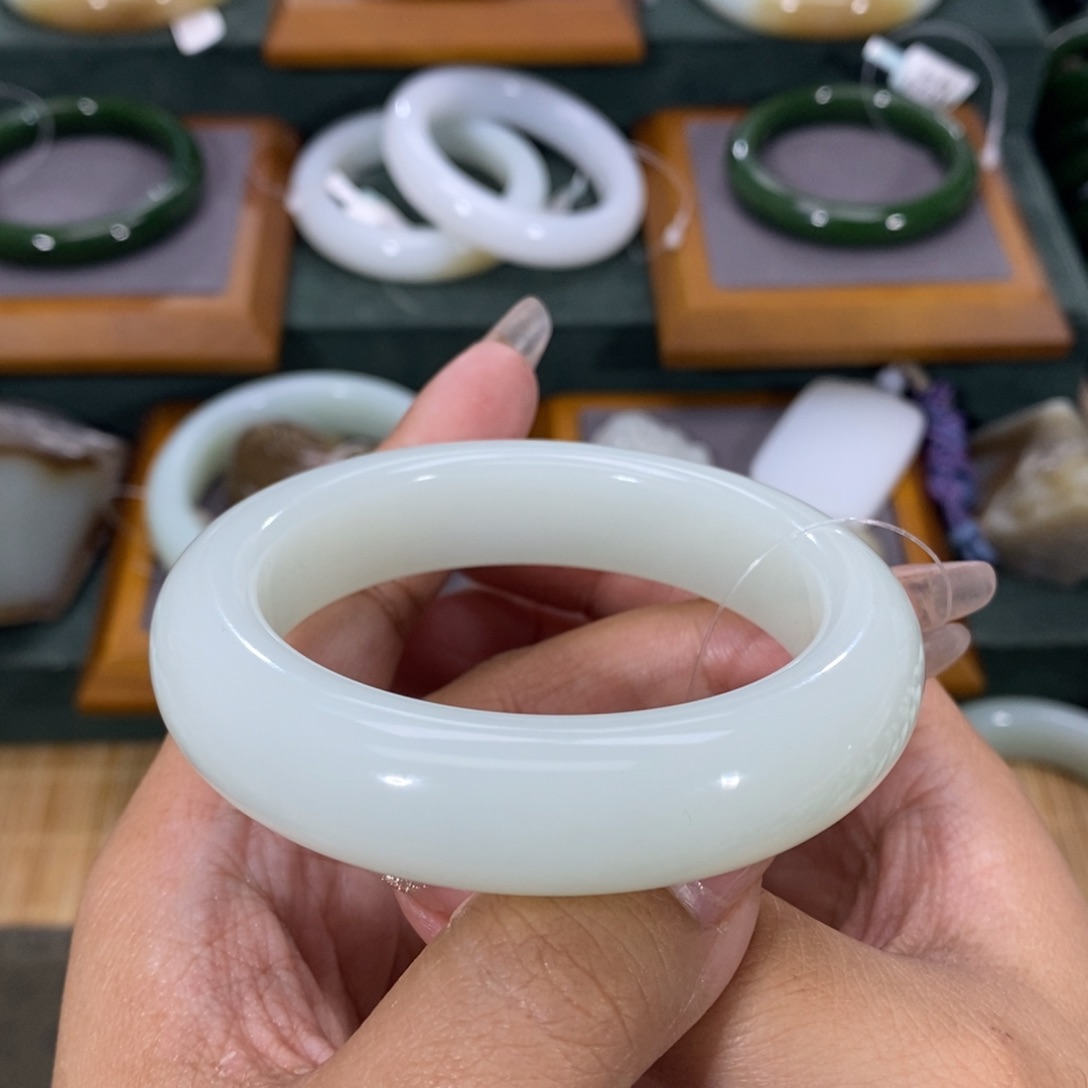 和田玉手镯未镶嵌