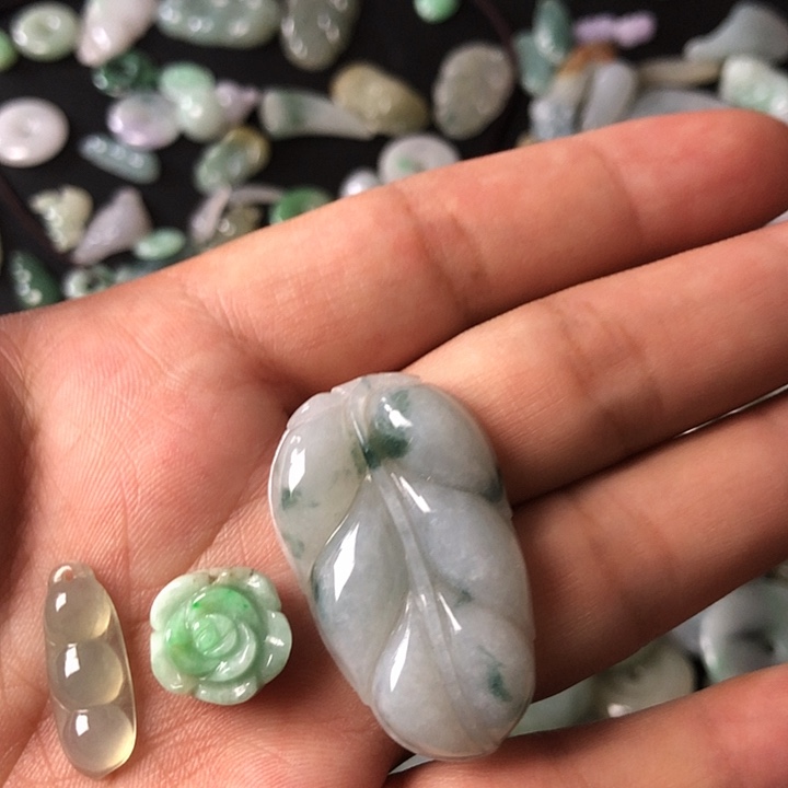 翡翠未镶嵌颈饰翡翠玫瑰花叶子豆子