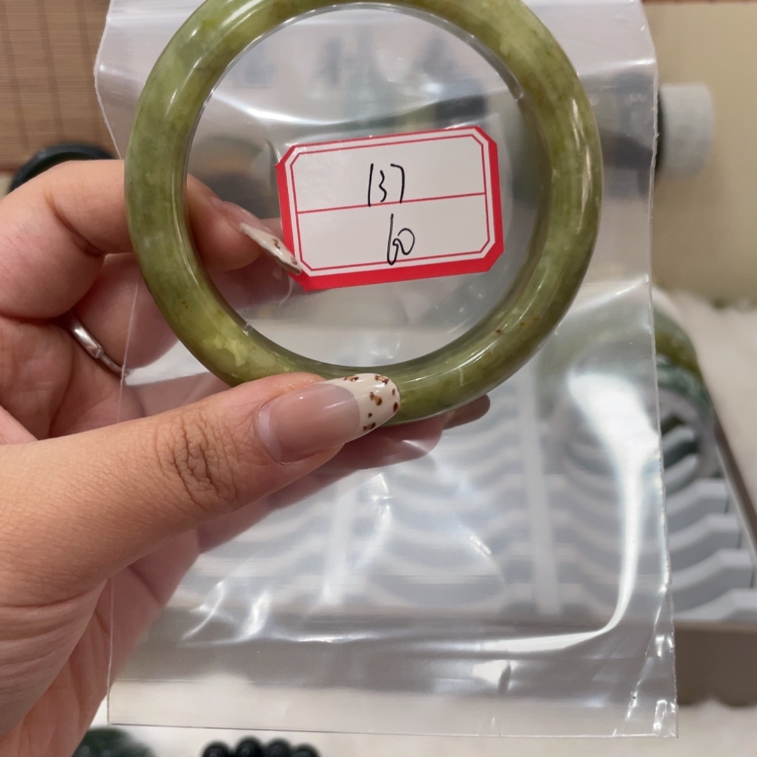 蛇纹石玉手镯未镶嵌