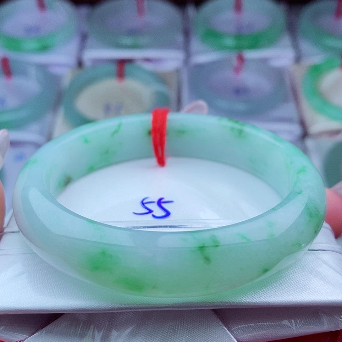 翡翠手镯（圆镯）未镶嵌绿底飘绿花正圈