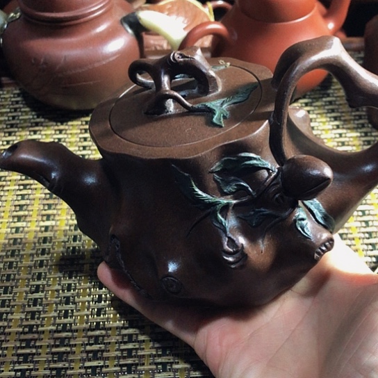 紫砂茶壶原矿泥料手工制作紫砂壶。