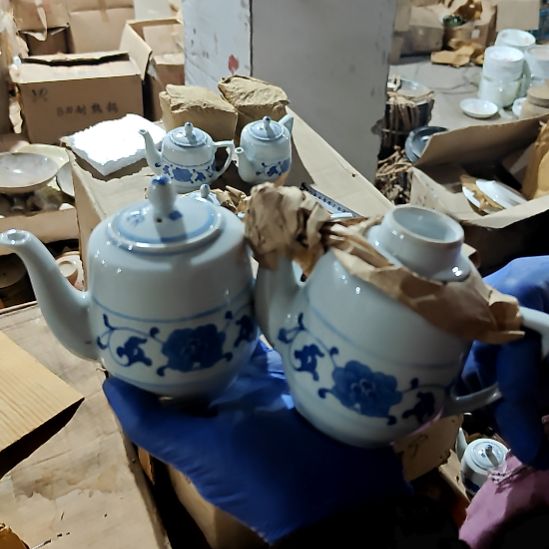 绿泥盘子碗茶壶啥都有