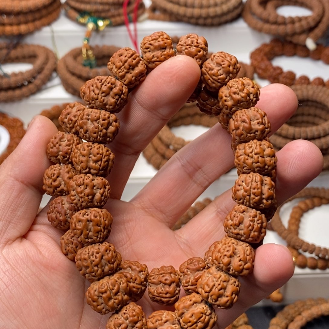 章****金刚菩提手串五瓣方墩梅花，尺寸15.5+