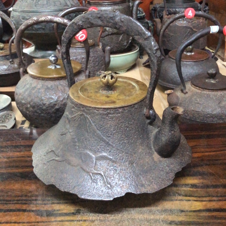 見王造富士山骏马纹饰壶