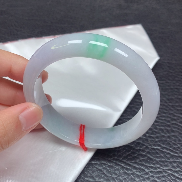 翡翠手镯未镶嵌。