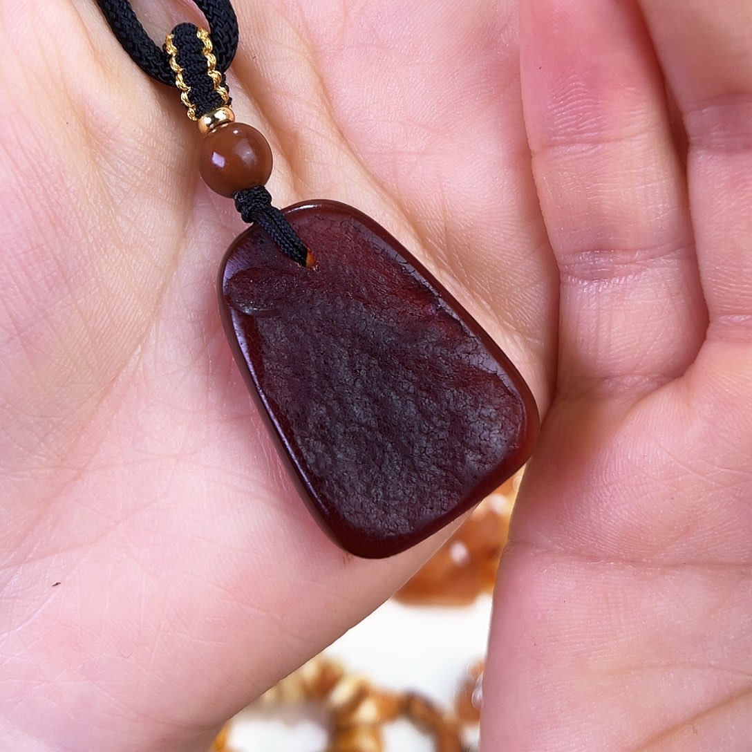 琥珀珠宝奇石未镶嵌。