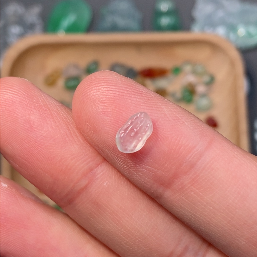 翡翠颈饰未镶嵌花生