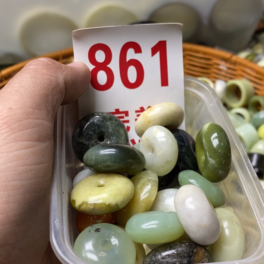 蛇纹石玉挂坠未镶嵌