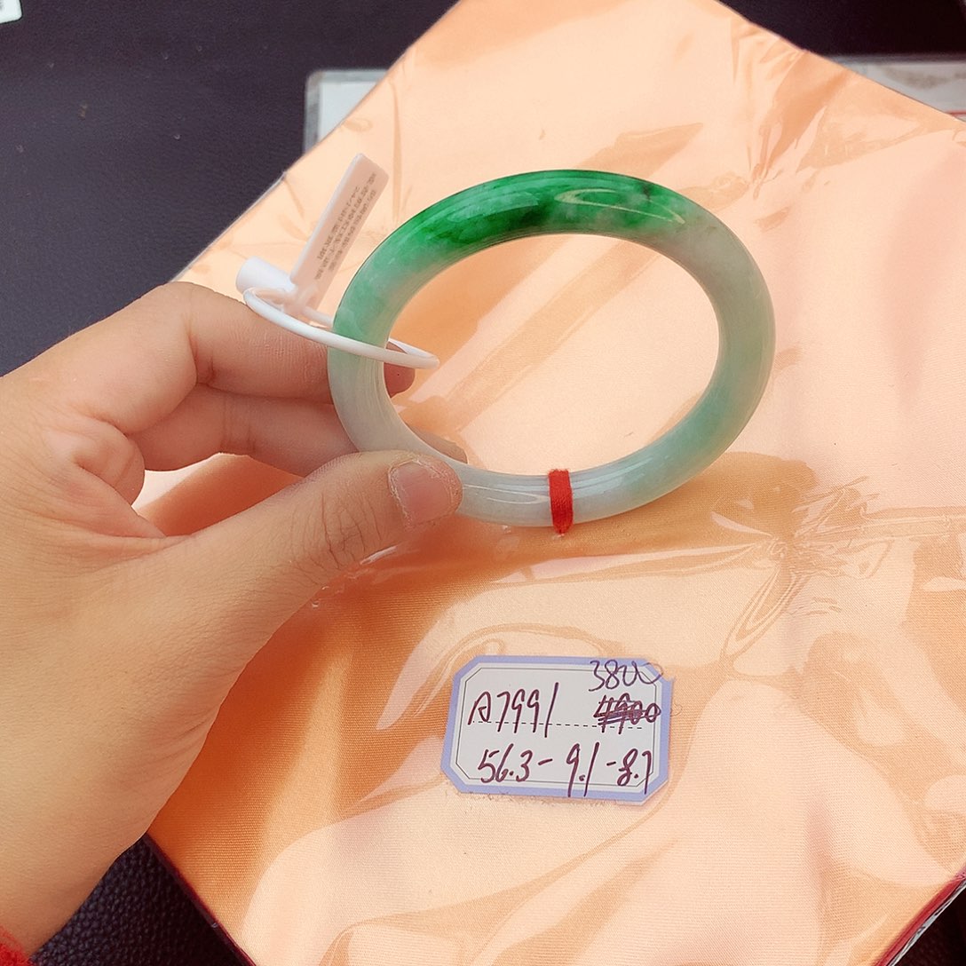 翡翠手镯未镶嵌翡翠