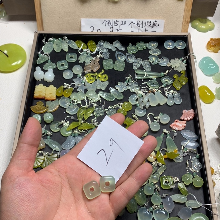 裴***凯蛇纹石玉合金耳钉