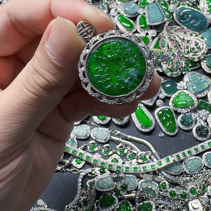 翡翠颈饰未镶嵌天然A货翡翠放漏