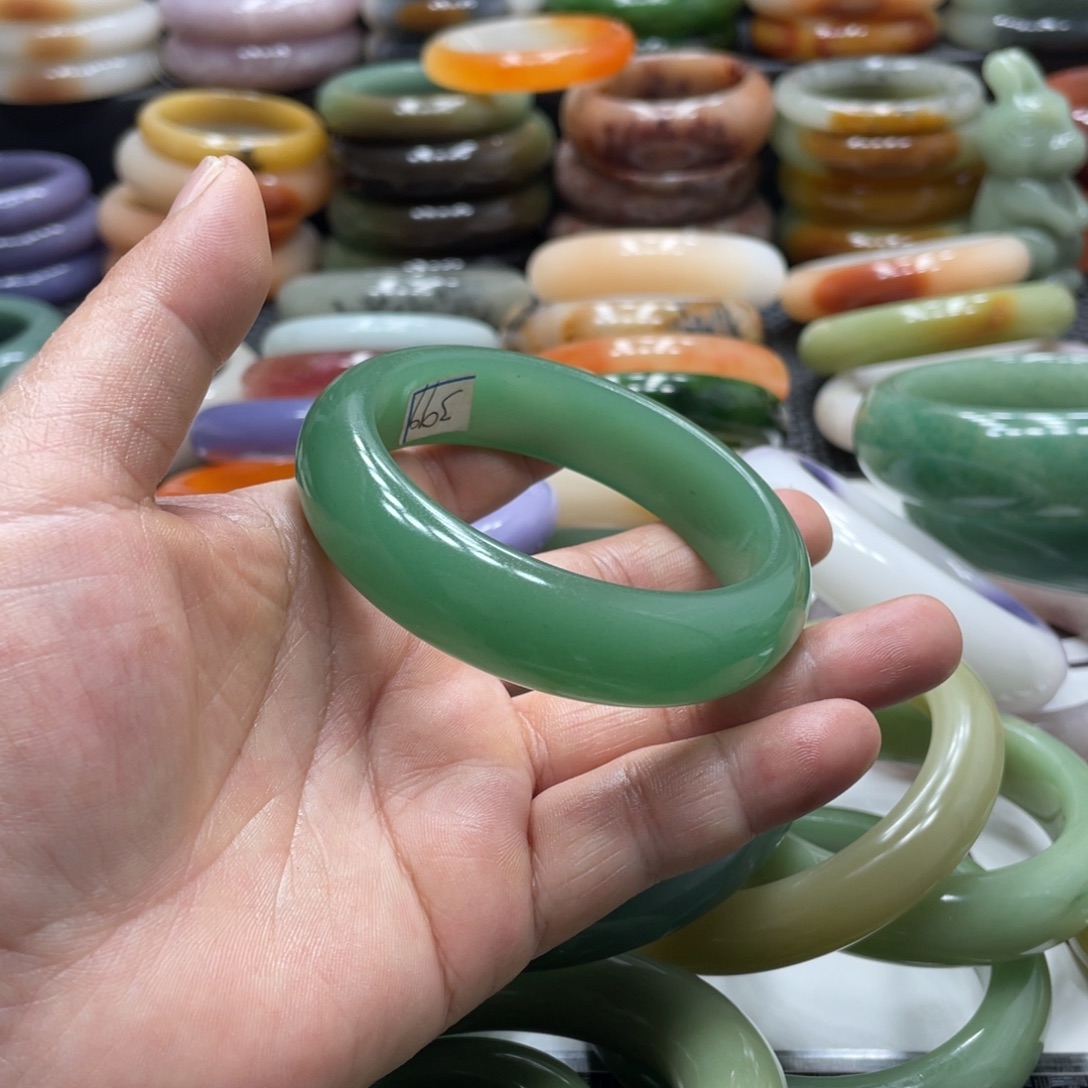 仰***》石英岩玉未镶嵌手镯