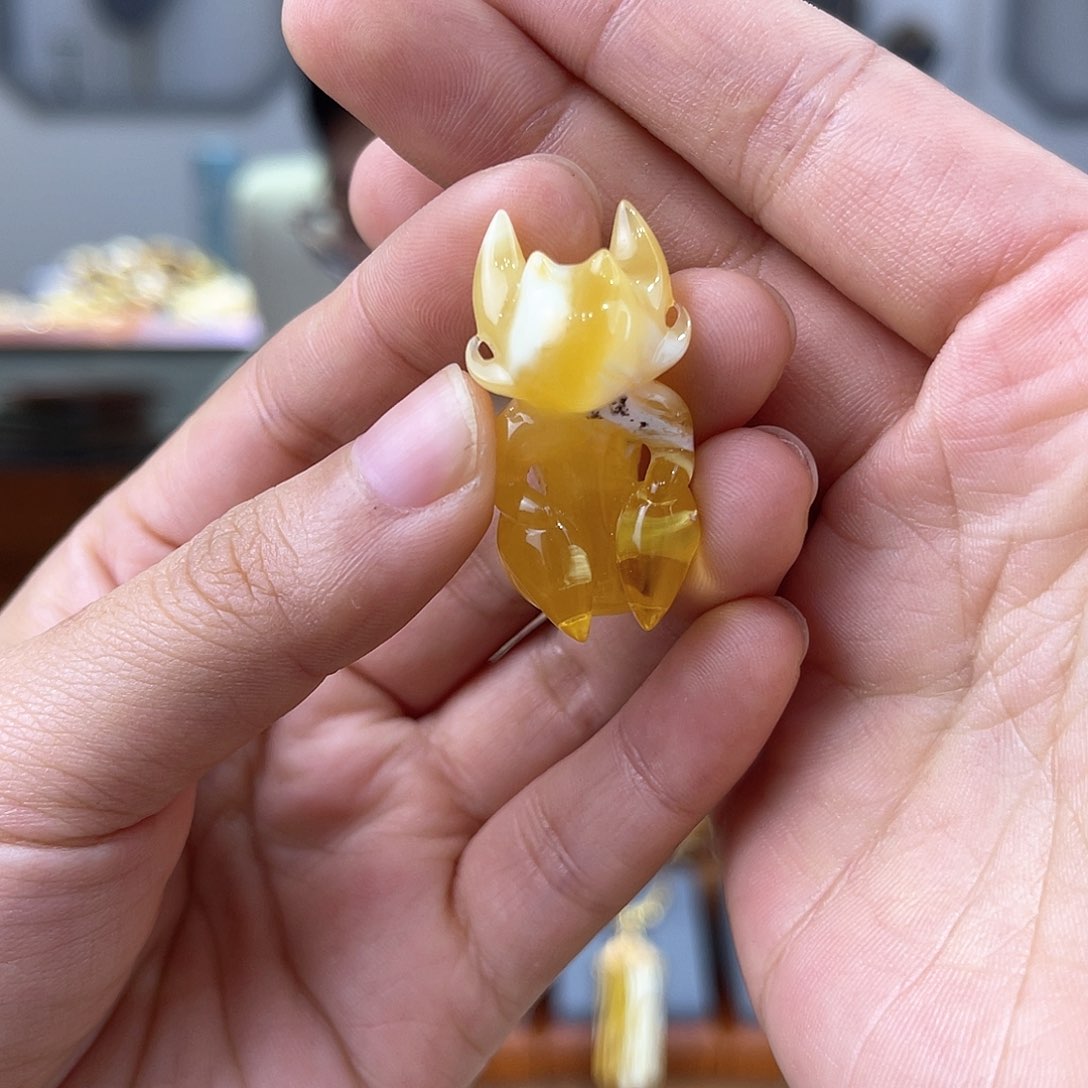 琥珀裸石未镶嵌蜜蜡雕刻件