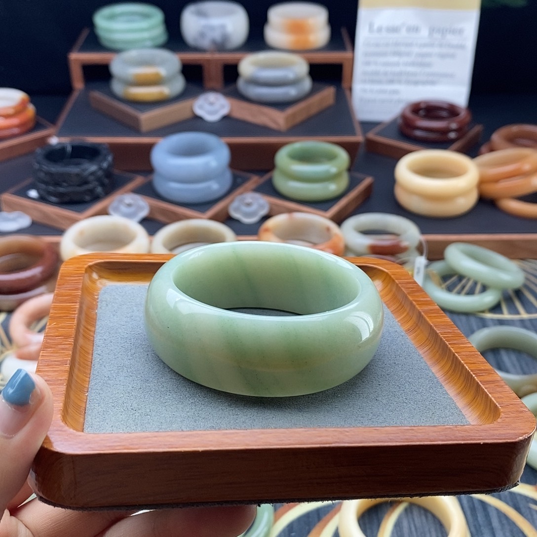 石英质玉（佘太翠）手镯未镶嵌