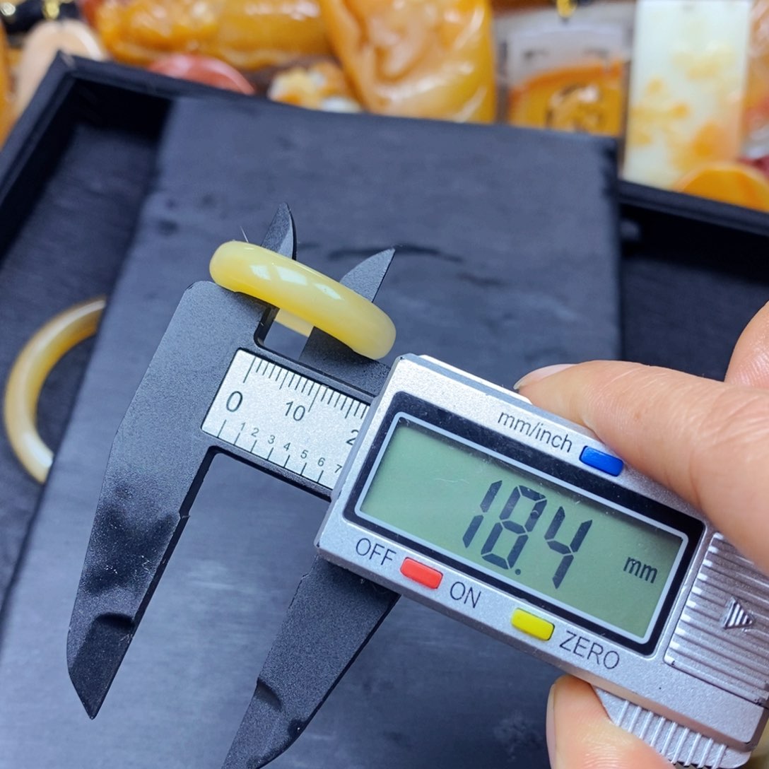 石英质玉（黄龙玉）颈饰未镶嵌