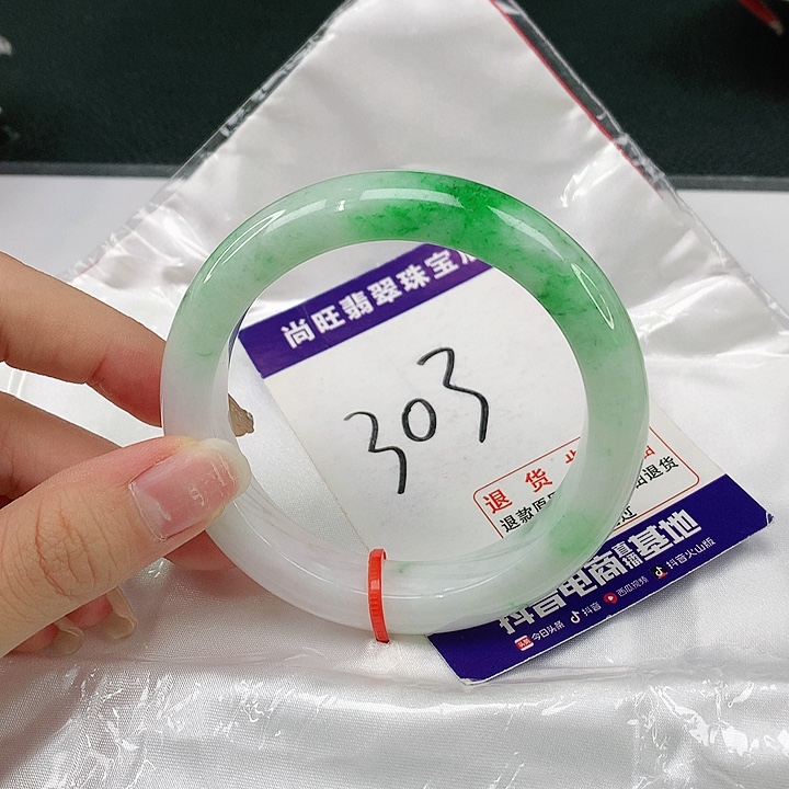 翡翠手镯未镶嵌翡翠