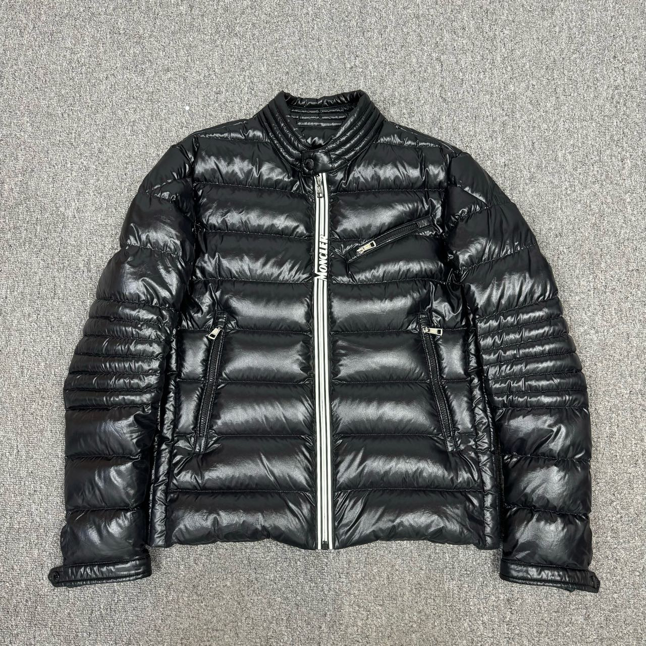 11658483 Moncler蒙口 黑色亮面门襟logo拉链羽绒服外套 2码99新