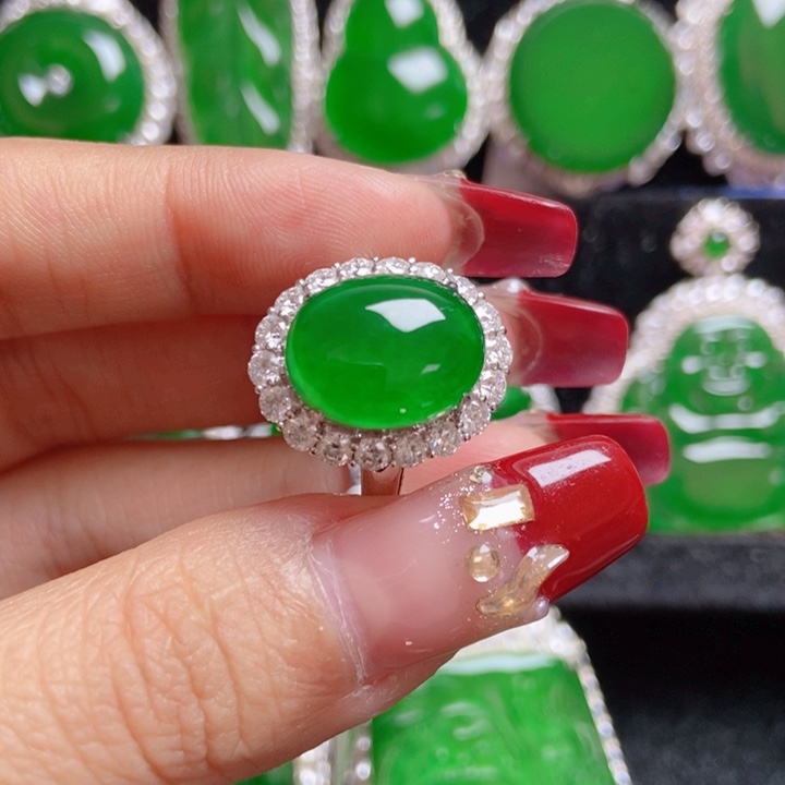 翡翠颈饰18K金镶嵌18。