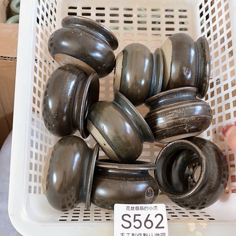 紫砂花盆562瑕疵品口径4厘米。