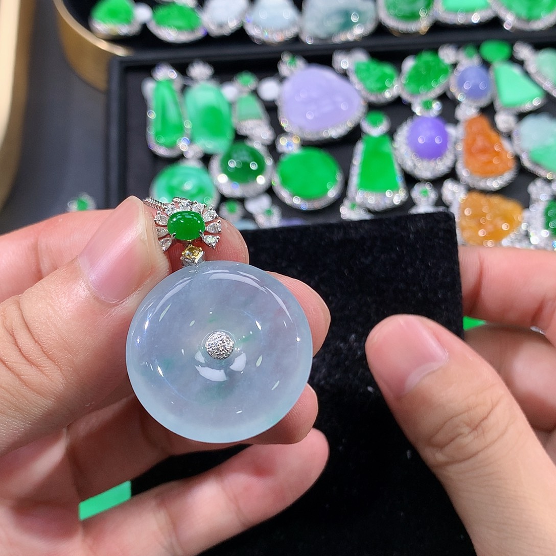 无***姐翡翠18K金镶嵌颈饰