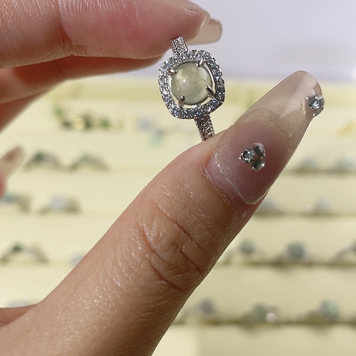 翡翠未镶嵌颈饰戒指