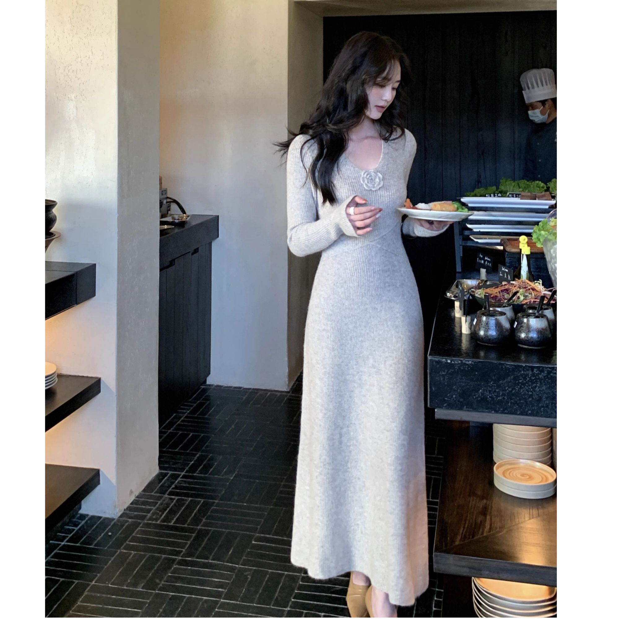 5425秋冬针织V领加厚显瘦高腰打底长袖A字版气质挂脖花朵连衣裙女