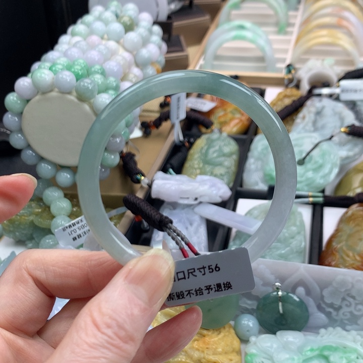 翡翠手镯未镶嵌吊坠