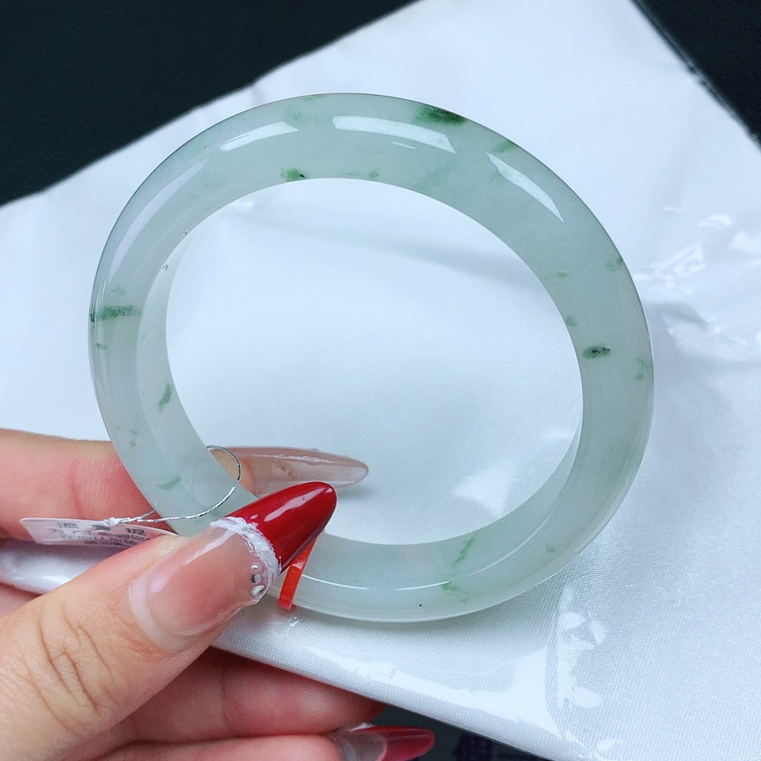 翡翠手镯未镶嵌55圈