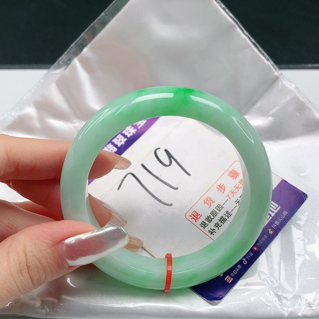 翡翠手镯未镶嵌翡翠手镯