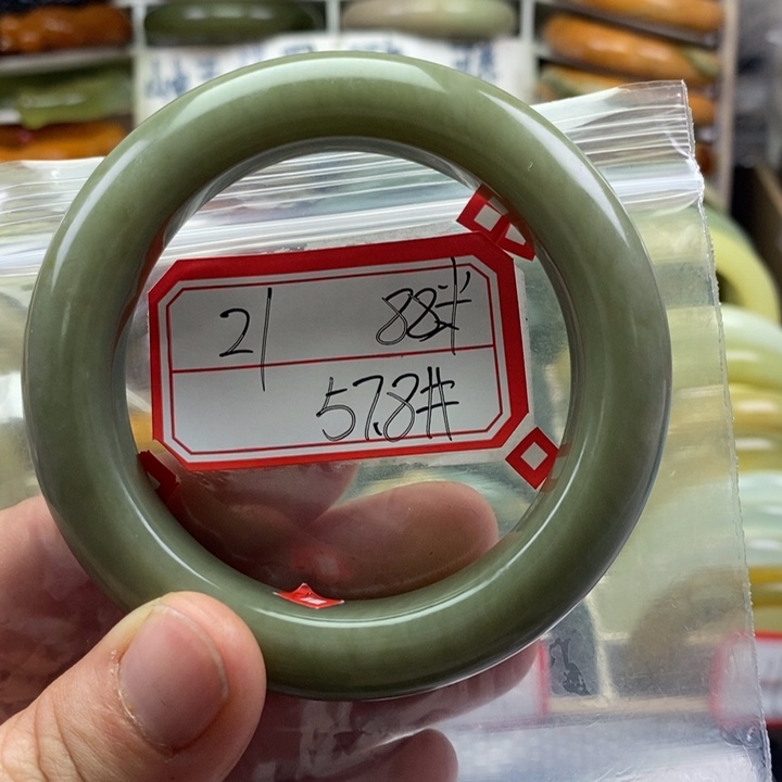 蛇纹石玉颈饰未镶嵌