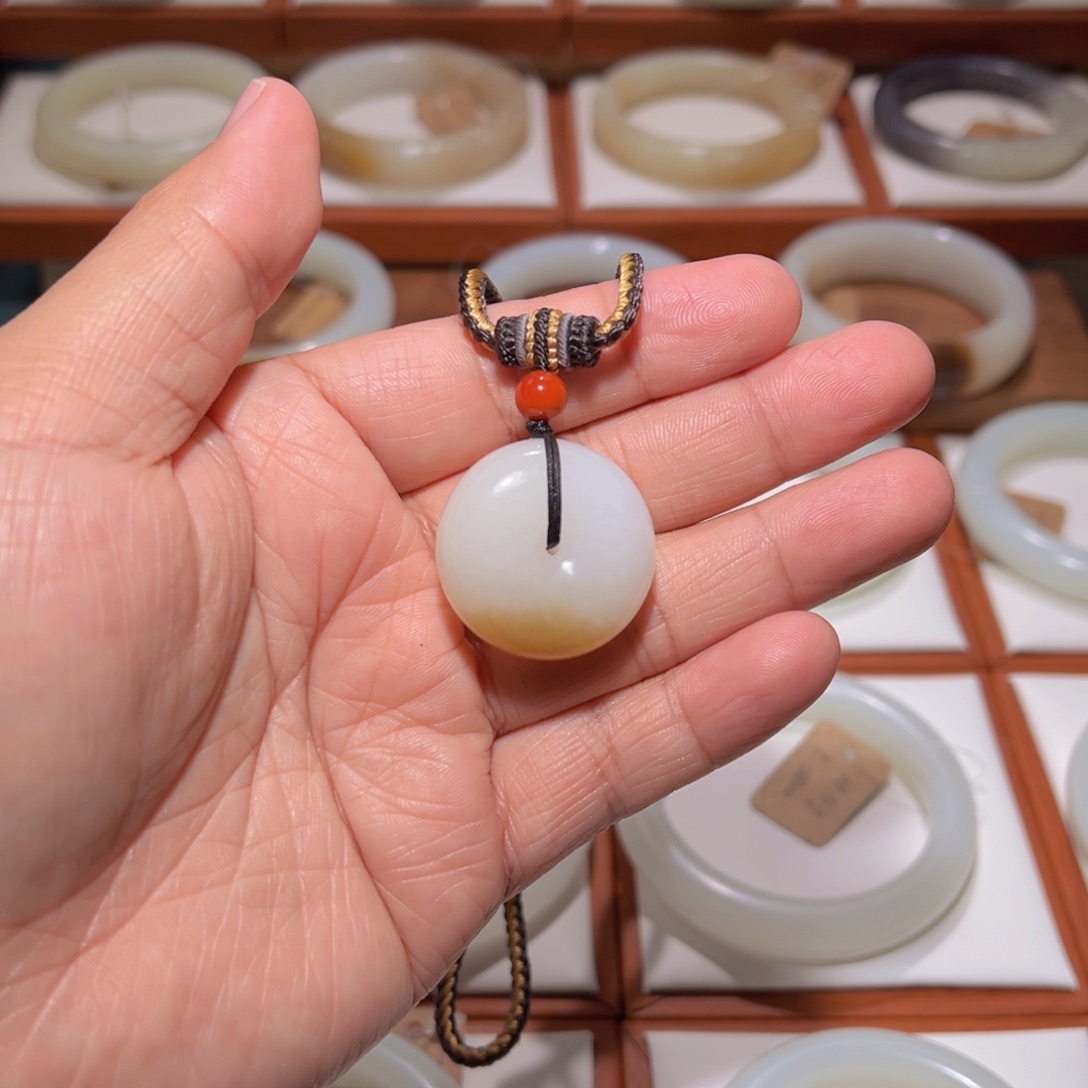 和田玉颈饰未镶嵌金糖白肉一口糖平安扣