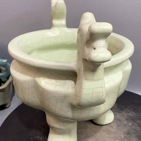 摆件官窑三足炉造型美观